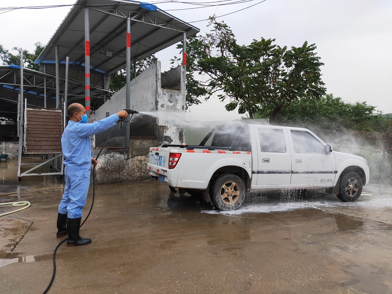 4对进出车辆进行消毒.jpg