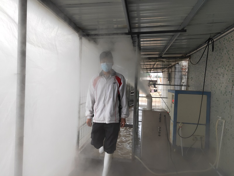 5人员进入生产区域前更换水鞋、运用紫外线及臭氧消毒喷雾进行严格消毒.jpg